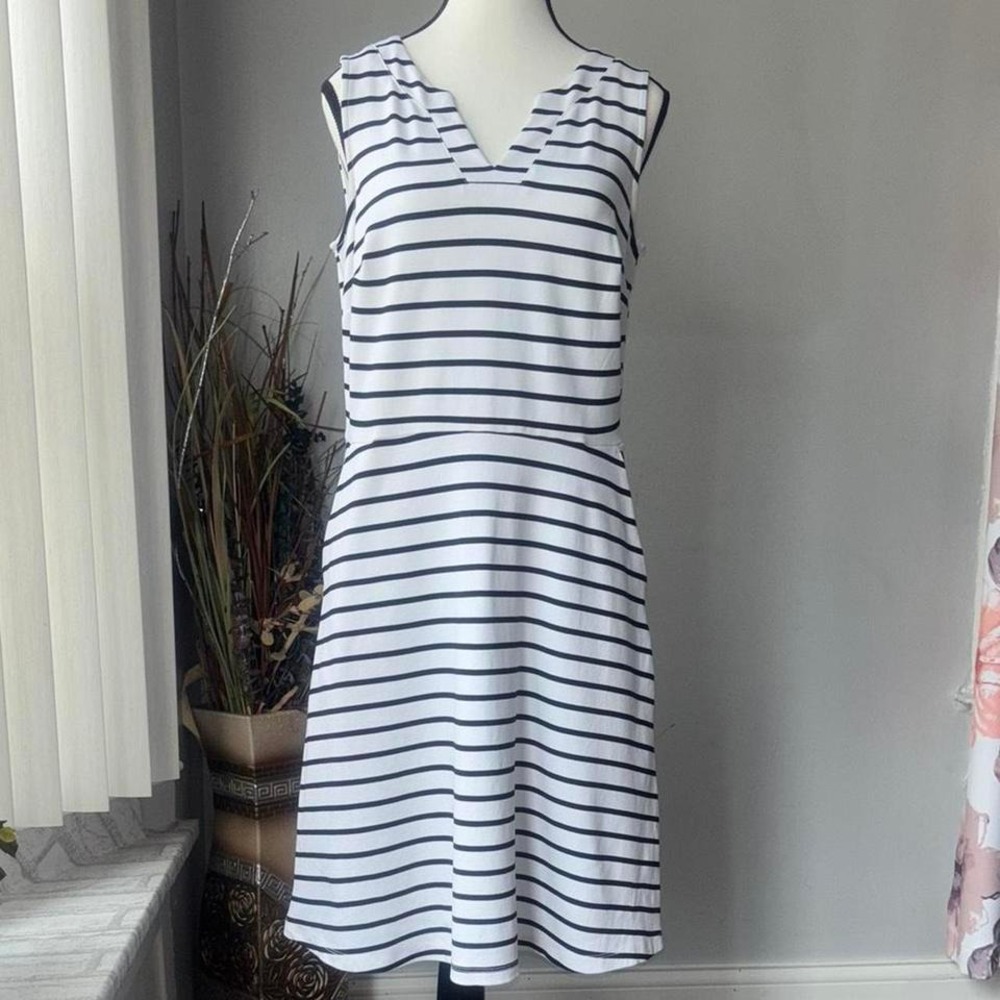 Craft & Borrow White and black striped dress with a flattering fit size XS